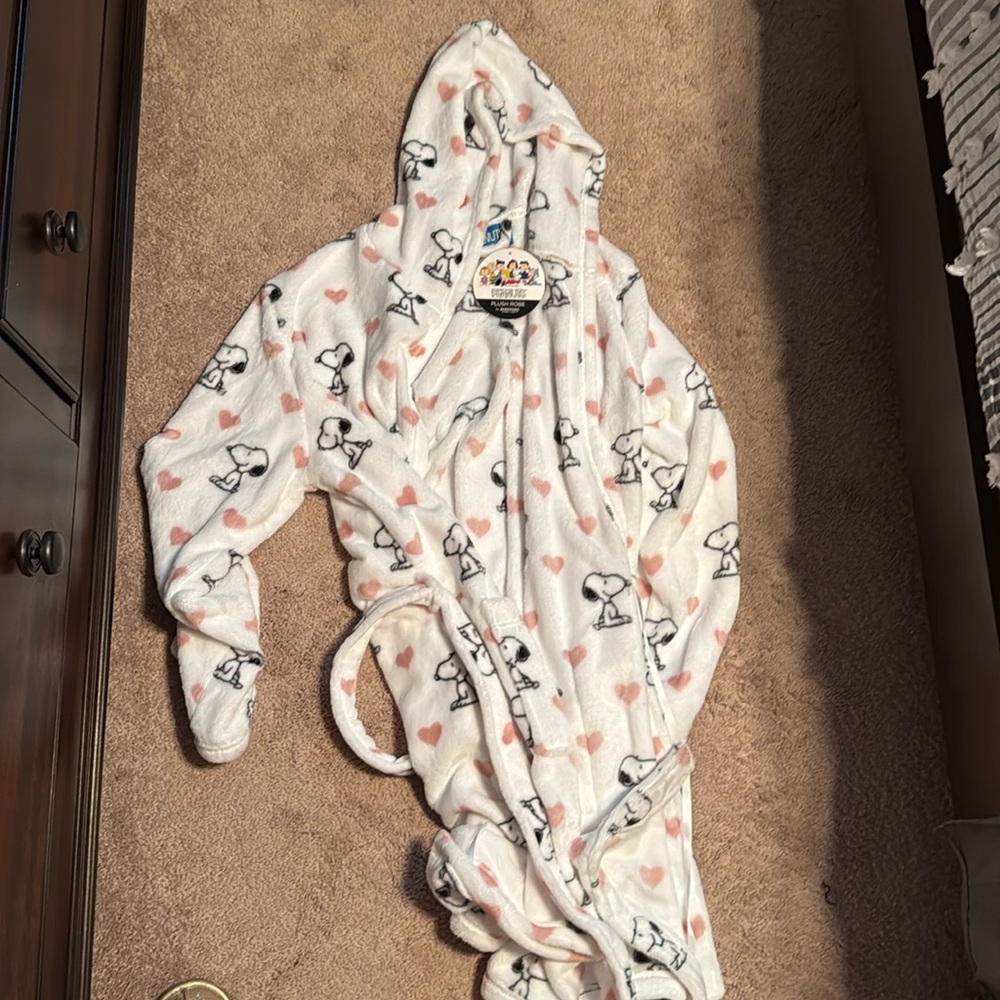 NWT Peanuts bathrobe, size XL. Hooded with belt.